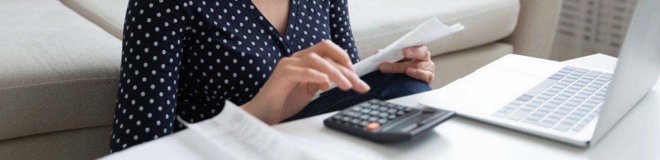 Em foto que ilustra matéria sobre o IPCA, uma mulher faz contas em uma calculadora