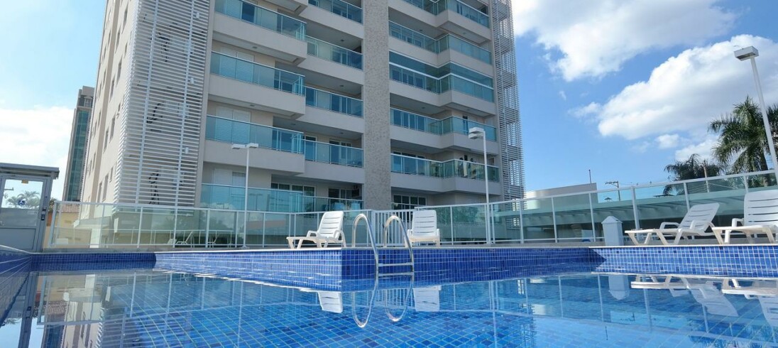 Foto que ilustra matéria sobre qual tipo de imóvel que aluga rápido mostra uma torre de apartamento com piscina.