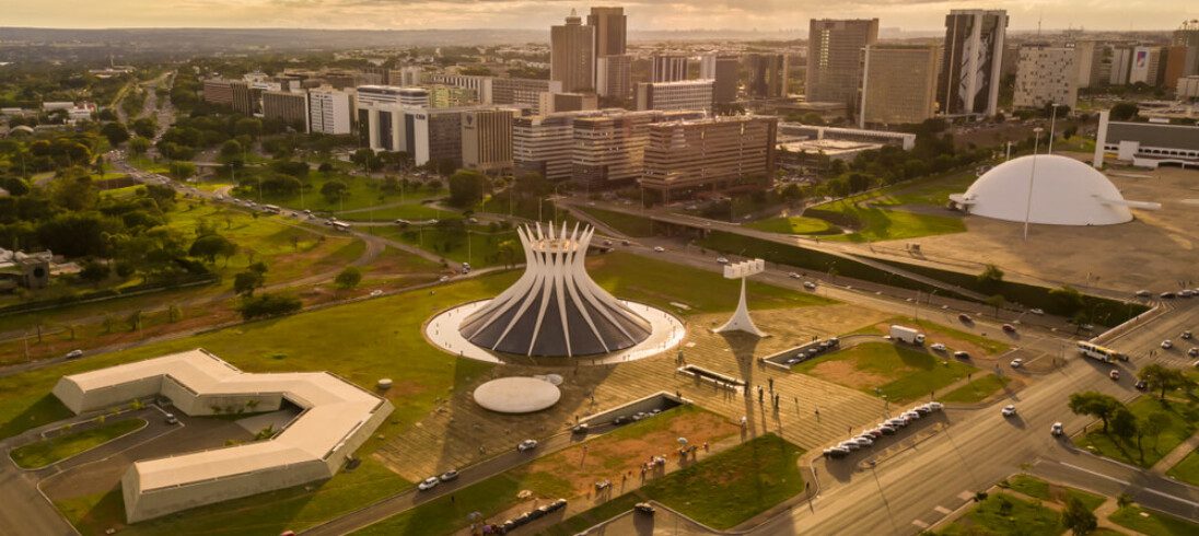 Foto que ilustra matéria sobre moradia no Brasil mostra a cidade de Brasília vista do alto ao entardecer.