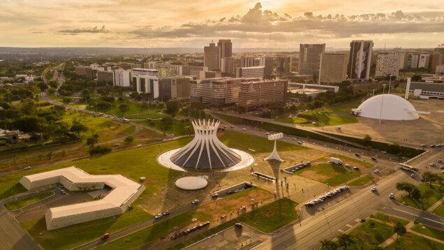 Foto que ilustra matéria sobre moradia no Brasil mostra a cidade de Brasília vista do alto ao entardecer.