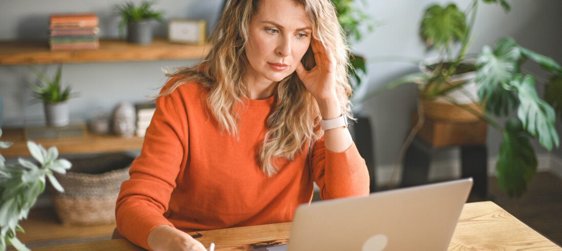 Foto que ilustra matéria sobre inquilino inadimplente mostra uma mulher sentada em frente ao computador.