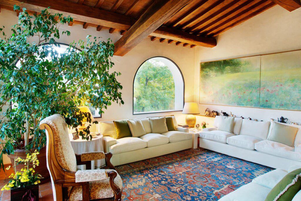 Exemplo de sala de estar com decoração italiana.