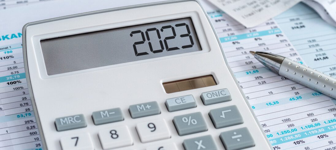 Foto que ilustra matéria sobre Imposto de renda 2023 mostra uma calculadora em cima de papéis de conta