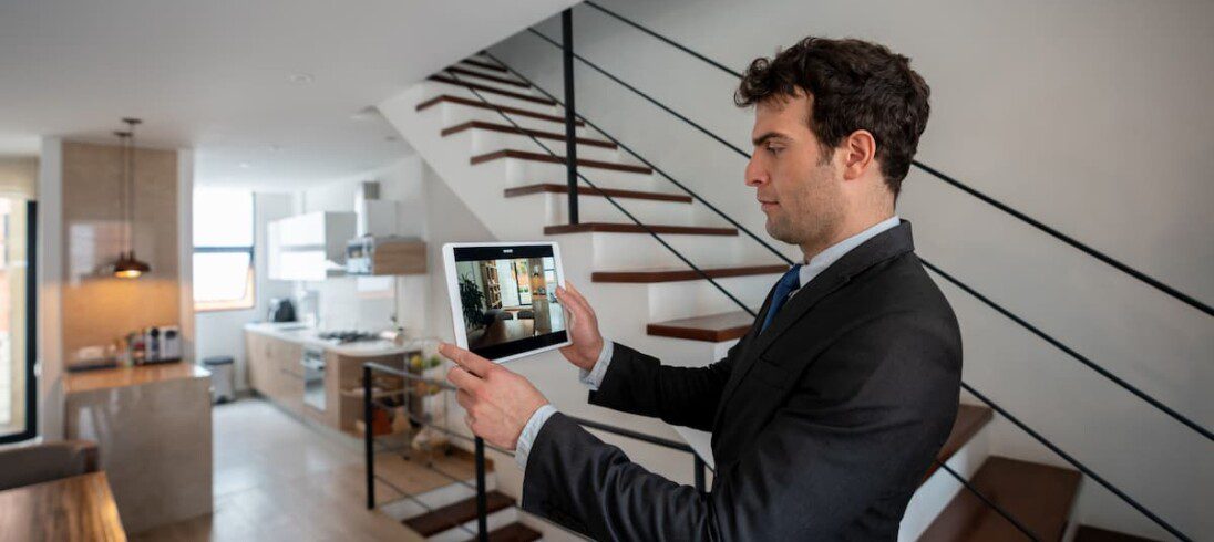Corretor imobiliário faz um tour virtual em um imóvel.