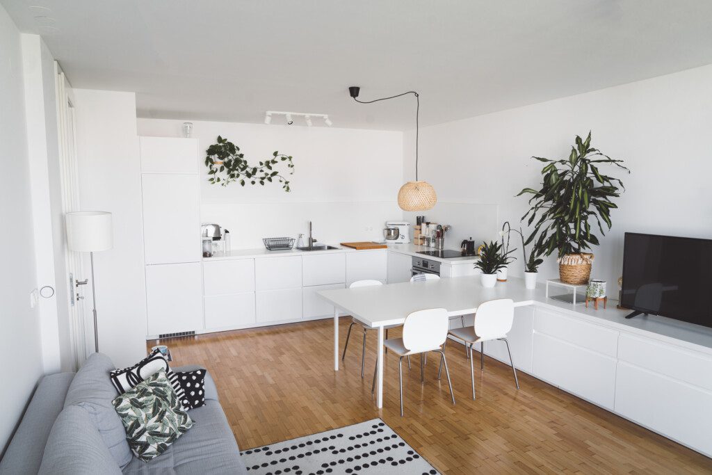 Imagem de um studio moderno organizando espaços integrados de sala e cozinha para ilustrar matéria sobre apartamento para solteiro