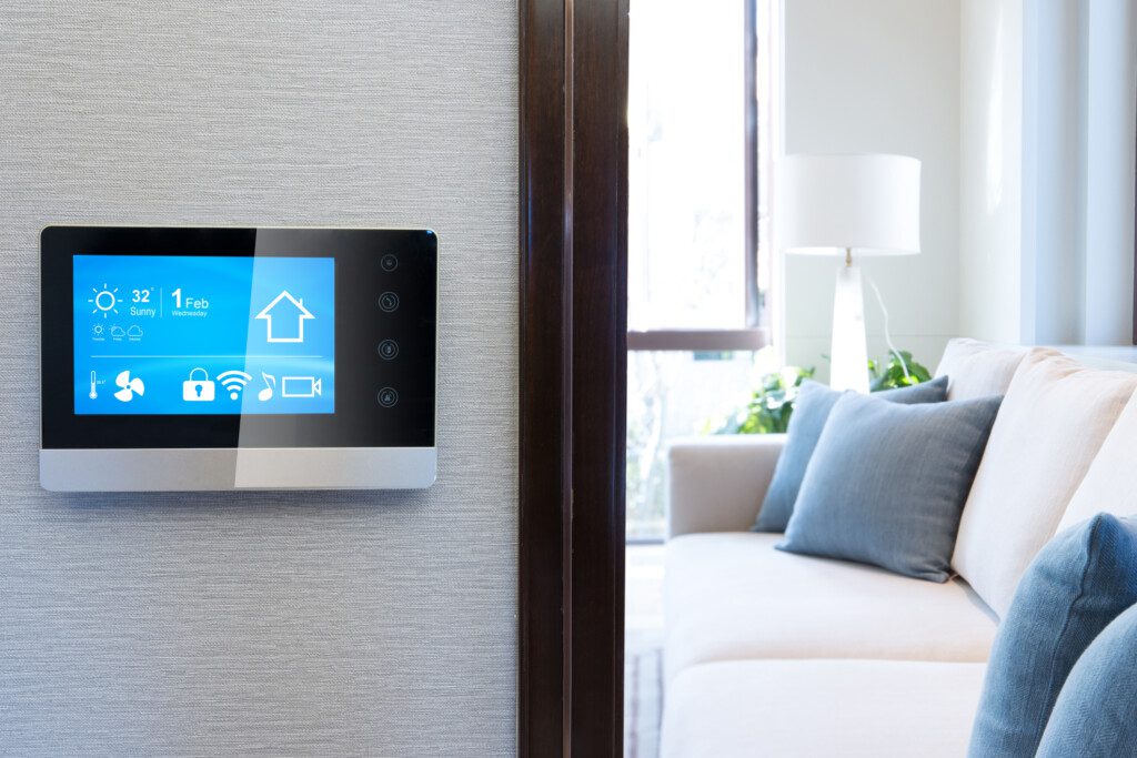 Imagem de uma tela smart inteligente com opções tecnológicas para otimizar o dia a dia em casa com uma sala de estar ao fundo