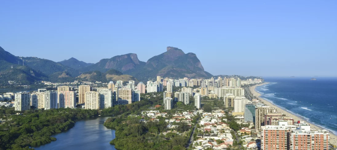 Imagem aérea do mar e prédios do Rio de Janeiro para ilustrar matéria sobre o bairro mais caro do RJ
