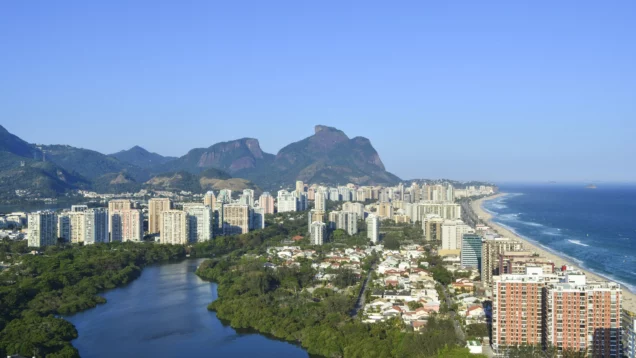 Imagem aérea do mar e prédios do Rio de Janeiro para ilustrar matéria sobre o bairro mais caro do RJ