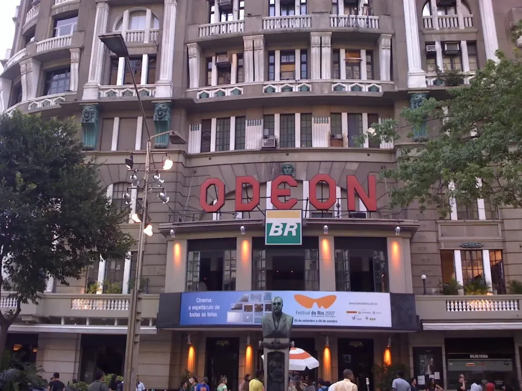 Cine Odeon, um histórico cinema de rua do RJ.