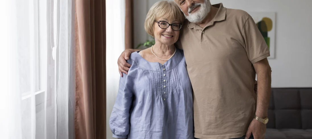 Casal de idosos abraços e felizes em um ambiente residencial para ilustrar matéria sobre aposentado consegue financiar imóvel