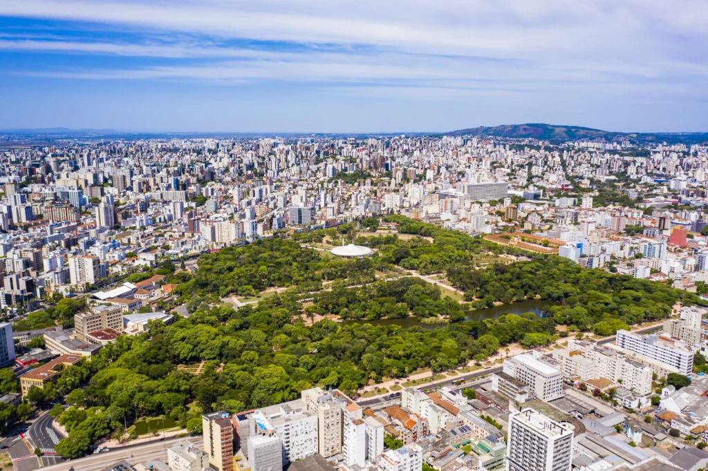Imagem da vista aérea de Porto Alegre, no Rio Grande do Sul, para ilustrar matéria que lista cidades com o metro quadrado mais caro do Brasil