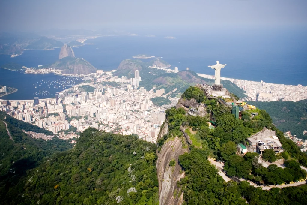 Imagem aérea da vista do Cristo Redentor e Pão de Açúcar, no Rio de Janeiro
