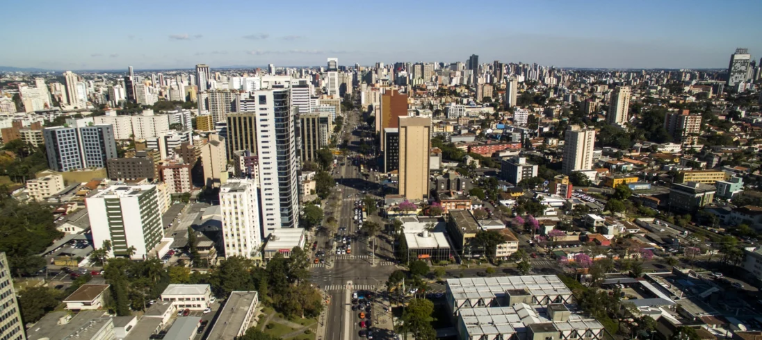Vista aérea da paisagem urbana de Curitiba, capital do estado do Paraná, para ilustrar matéria sobre os bairros mais caros de Curitiba