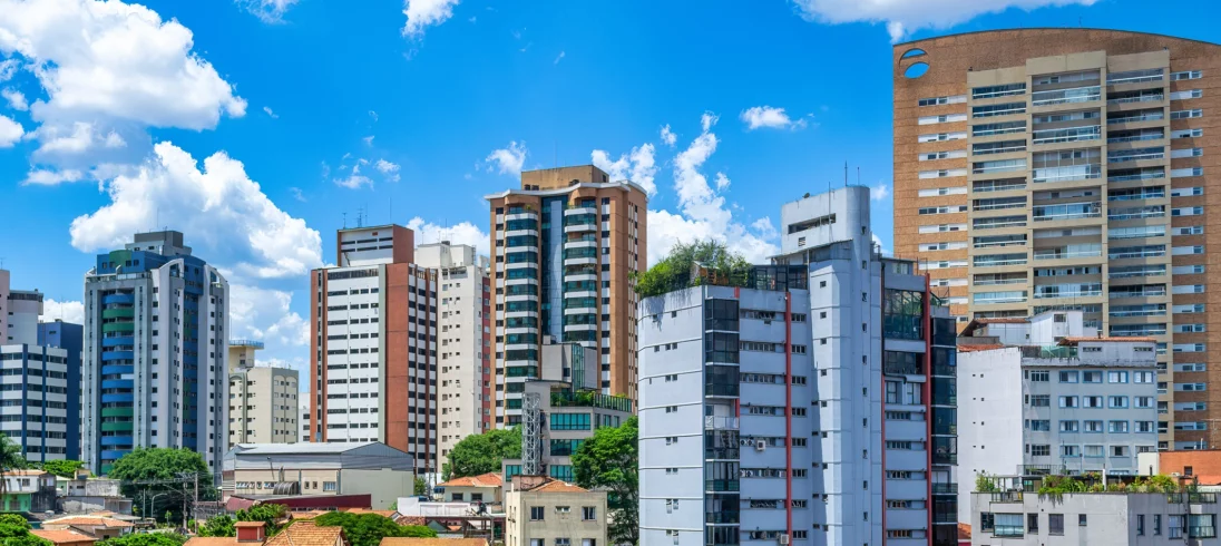 Imagem do horizonte em São Paulo mostra prédios e casas para ilustrar matéria sobre o valor do m2 em SP por bairro
