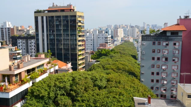 Vista aérea de um bairro de Porto Alegre com prédios residenciais e árvores para ilustrar matéria sobre o valor do m2 em Porto Alegre por bairro