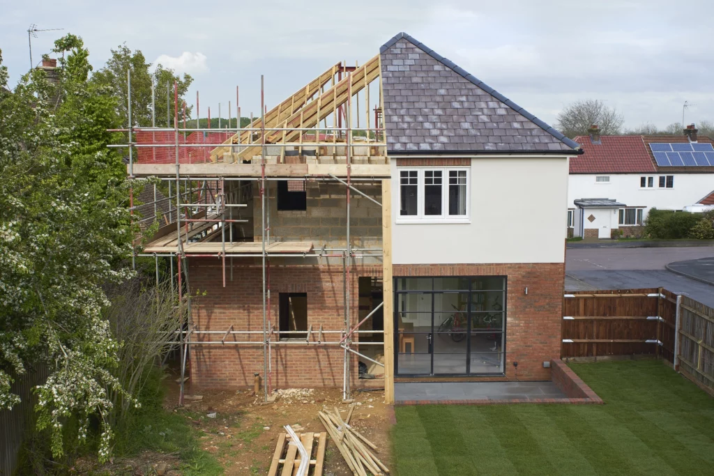 Imagem mostra a transformação da construção de uma casa para ilustrar matéria sobre terreno baldio