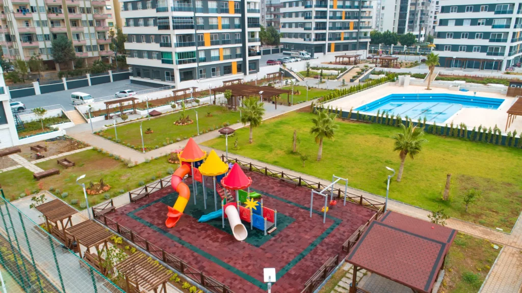 Imagem aérea de um condomínio mostra prédios e áreas comuns disponíveis aos condôminos, como piscina e playground, para ilustrar matéria sobre a fração do imóvel