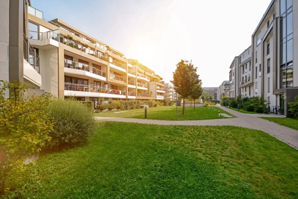 Imagem de um jardim entre dois prédios para ilustrar matéria sobre a fração ideal de condomínio