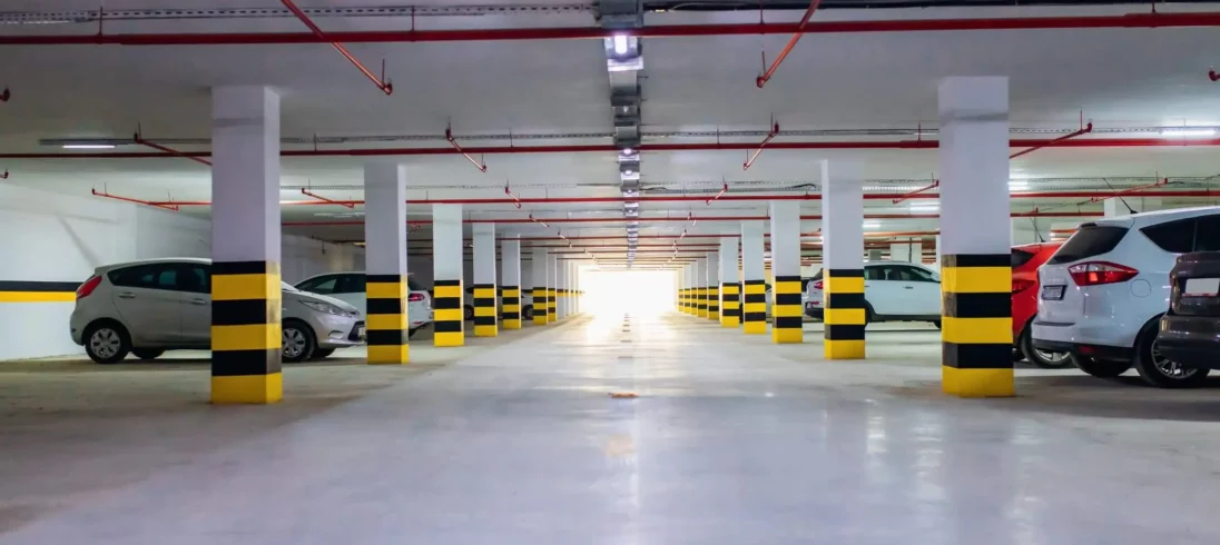 Imagem de uma garagem subterrânea com carros estacionados em um condomínio para ilustrar matéria sobre garagem de condomínio é área comum