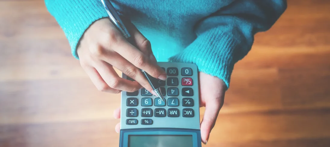O que é tabela Price: foto de uma pessoa usando calculadora.