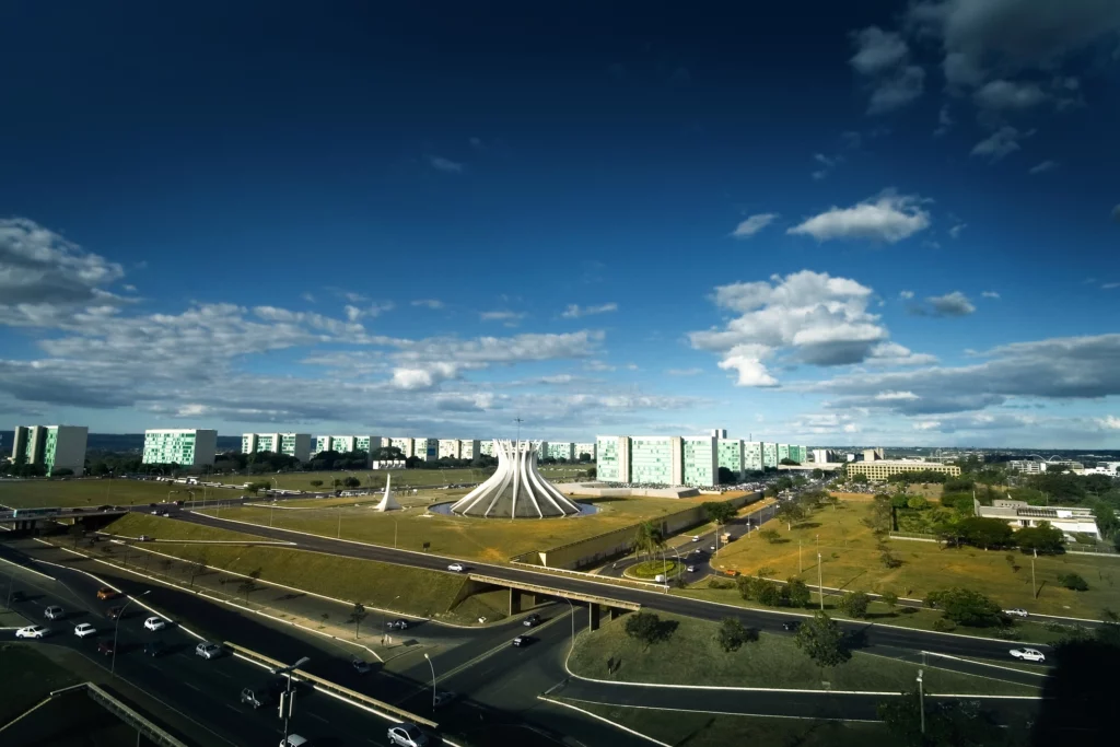 Imagem da paisagem urbana de Brasília mostra Catedral e Esplanada do Ministério para ilustrar matéria sobre o valor do m² em Brasília