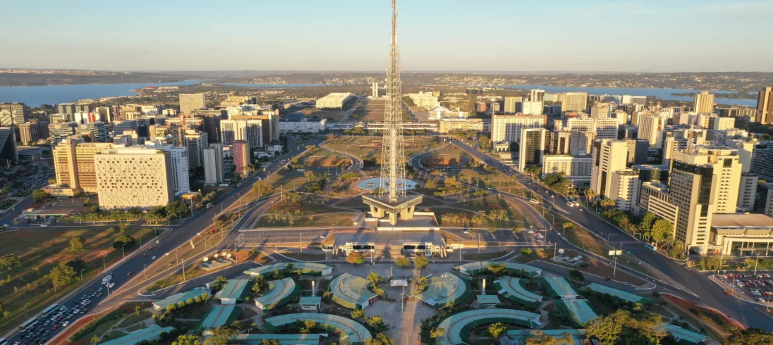 Imagem da paisagem urbana de Brasília mostra Torre de TV, prédios e lago ao fundo para ilustrar matéria sobre o valor do m2 em Brasília