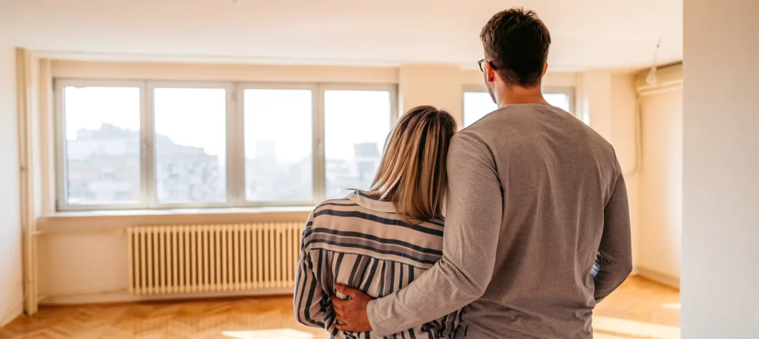 Foto de um casal olhando um apartamento.