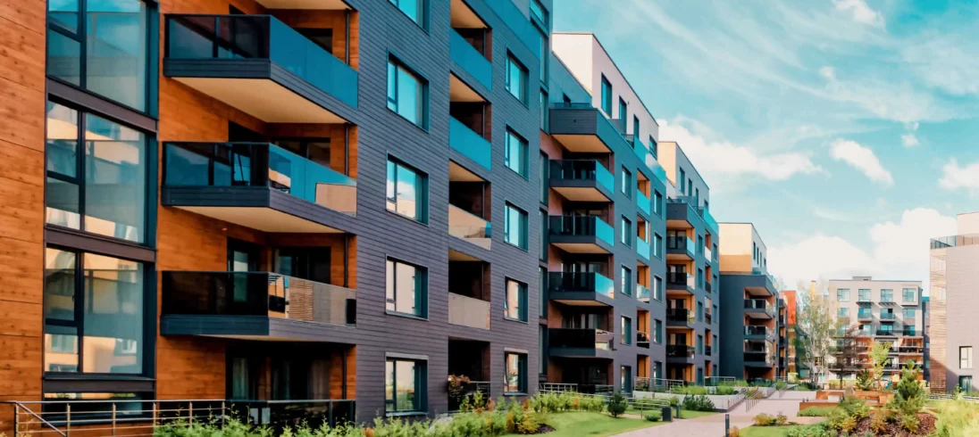 Imagem de condominio residencial de prédios de seis andares para ilustrar matéria sobre condomínio inteligente