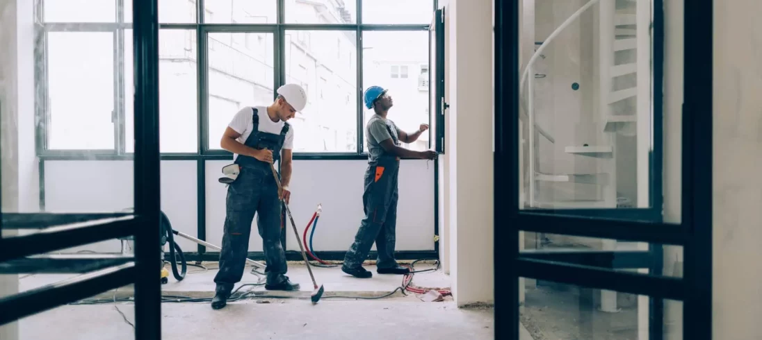 Imagem de dois homens trabalhando na manutenção no interior de uma casa para ilustrar matéria sobre como cuidar de imóvel alugado